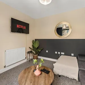 Sleek And Stylish 2 Bed With Garden And Parking Apartment Sheffield